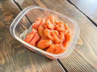 保存容器に入れたひとくちサイズの辛子明太子。