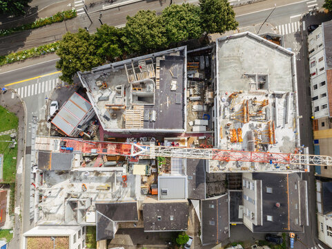 vue a&eacute;rienne d'un chantier de construction avec une grue
