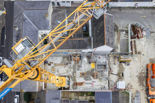 chantier de construction avec grue en vue a&eacute;rienne