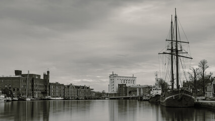 Fototapeta premium The warehouses along the Zaan, which in the past mainly served as storage and processing facilities for rice, give the skyline of the Zaan a glimpse into the past.
