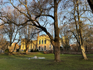 Obraz premium Maschpark mit Blick zum Landesmuseum Hannover