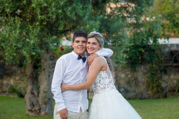 Noiva e adolescente com momento de cumplicidade familiar.   