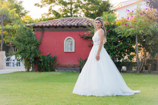 Mulher madura sorridente com &oacute;culos escuros com detalhe de vestido verde. 