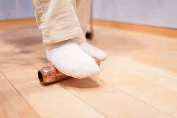 マッサージ器で足裏を刺激するシーン　血行促進や疲労回復を目的としたフットケア