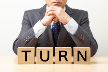 Obraz premium 「TURN」と書かれたブロックとビジネスマン
