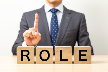 「ROLE」と書かれたブロックとビジネスマン