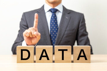 Obraz premium 「DATA」と書かれたブロックとビジネスマン