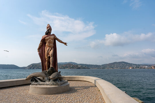 Statue of King Caltzontzin by Crescencio Oregon Torres at Capricho del Rey boardwalk, La Ropa Beach. Purepecha ruler. Costa grande, Ixtapa Zihuatanejo, Guerrero, Mexico, January 15, 2026. zihua, siuat