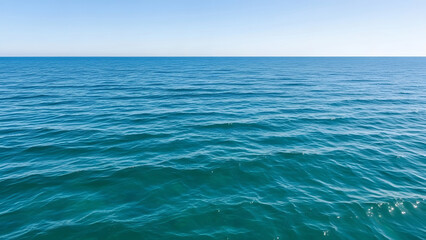 Obraz premium Calm ocean waves under clear blue sky on a sunny day