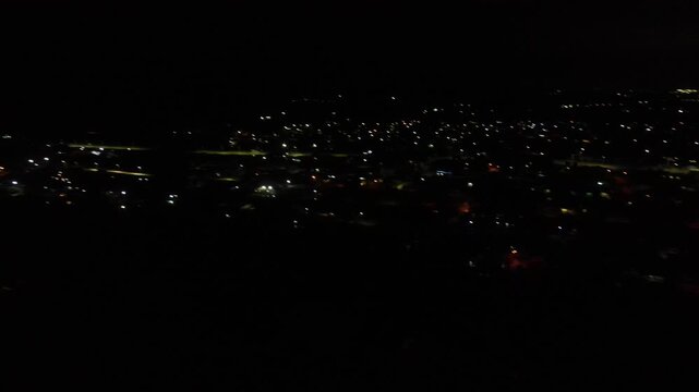 cidade durante a noite com apag&atilde;o parcial