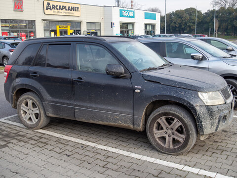 Suzuki Grand Vitara 2nd generation DDiS black dirty SUV parked in Arcaplanet pet store parking lot
