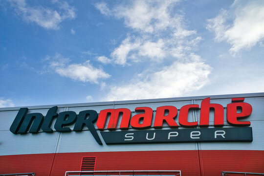 Szyld logo sklepu Intermarche Super na tle błękitnego nieba, nowoczesna elewacja supermarketu: Legnica, Dolny Śląsk, Polska - 3 styczeń 2025