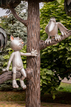 A monument to the cartoon character Kitten and the Crow on Lizyukov Street in Voronezh. Russia. Sculptors Ivan Dikunov and Elsa Pak. Rossia. 11.09.2015	