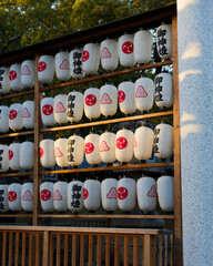 西日に照らされた提灯