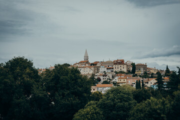 Fototapeta premium Panorama-Blick auf den istrischen Küstenort Vrsar (Orsera) bei bewölktem Himmel, Kroatien