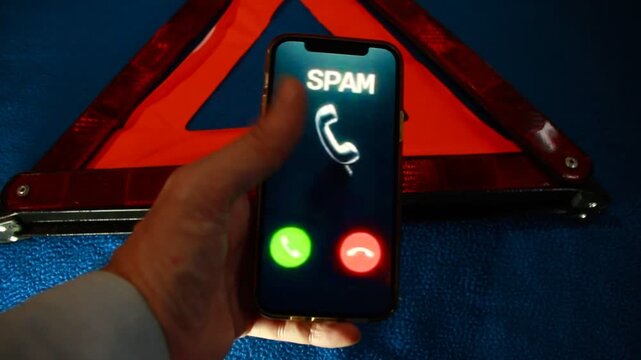 llamada spam de alerta y ciberdelincuencia en tel&eacute;fono m&oacute;vil con sirena y alarma polic&iacute;a de auxilio