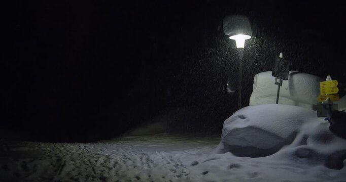 Voll im Schnee stehende Laterne