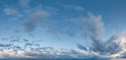 Obraz premium Serene Blue Sky With Clouds at Dusk Over the Horizon – Cloudscape