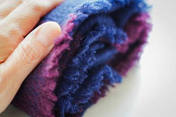 白背景の羊毛のマフラーのテクスチャ