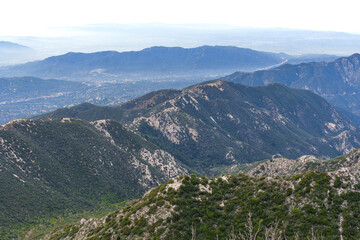 Obraz premium Verdant Mountains Overlooking Hazy Los Angeles Basin