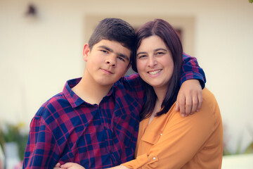 Detalhe de jovem adolescente e mulher madura em ambiente de carinho e cumplicidade, mãe e filho. 