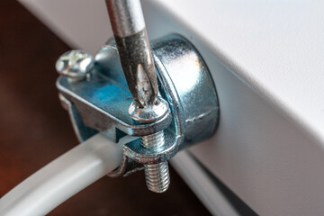 Obraz premium Wire Clamp attached to light fixture