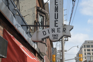 Naklejka premium exterior building and shaped projecting sign outside Avenue Diner, a restaurant, located at 222 Davenport Rd, Toronto