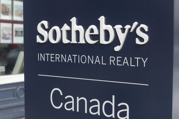 Naklejka premium close-up of sign outside Sotheby's International Realty Canada located at 192 Davenport Rd, Toronto