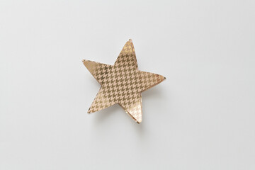Obraz premium top down view of a decorative star machine-cut and curled from gold/yellow pattern paper