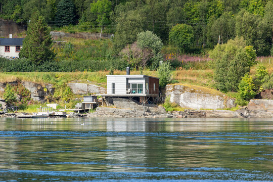 Modern cabin by serene waterfront in Lofoten, Norway