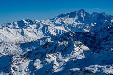 Obraz premium Ausblick von der Bergstation der Seilbahn Mont Fort im Skigebiet Verbier 4 Vallees auf die Haute Route und den Berg Weißhorn in der Schweiz im Winter