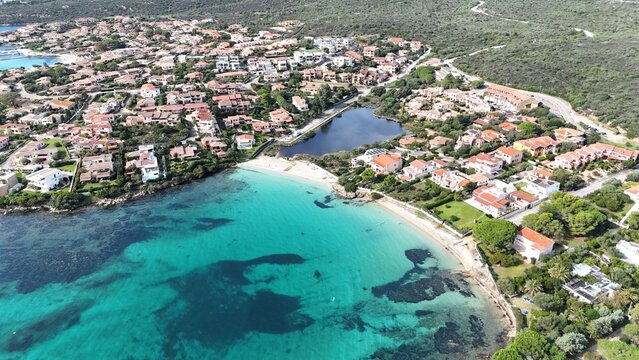 survol de golfo Aranci pr&egrave;s d'Olbia en Sardaigne	
