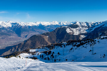 Fototapeta premium Piste Combe du Nord von der Savoleyres nach La Tzoumaz im Skigebiet Verbier 4 Vallees in der Schweiz im Winter