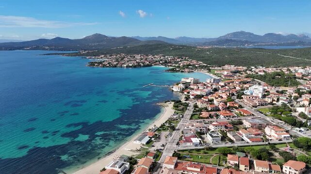 survol de golfo Aranci pr&egrave;s d'Olbia en Sardaigne	
