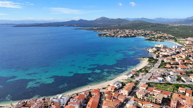 survol de golfo Aranci pr&egrave;s d'Olbia en Sardaigne