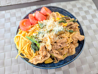 彩り豊かな野菜と豚肉の粉チーズパスタ