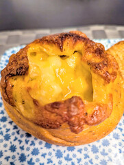 こんがり焼けた熱々のとろけるチーズパン