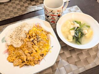 スタミナ満点の豚肉チーズ丼と温かいスープ