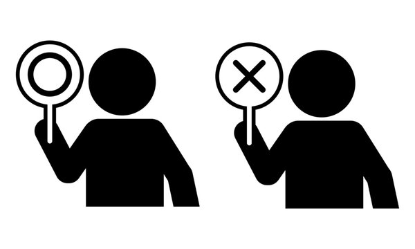 マルとバツの札を持つ人のピクトグラム