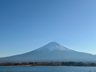 河口湖から望む快晴の空と富士山 