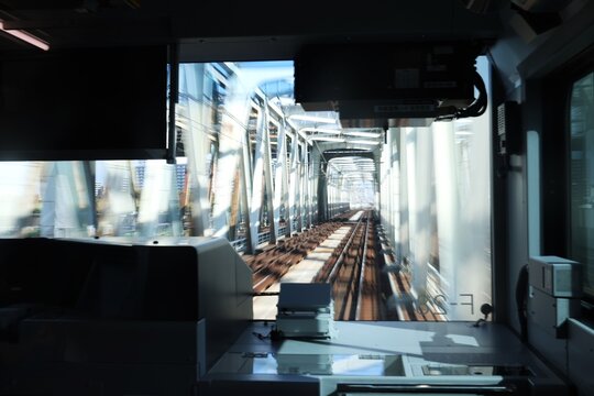 走行中の電車の運転席からの景色
