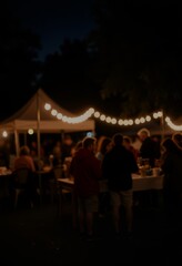 Obraz premium Belebter Nachtmarkt mit Menschen zwischen beleuchteten Marktständen, stimmungsvolle Atmosphäre unter Lichterketten, urbanes Event bei Dunkelheit, Gemeinschaft, Freizeit und sommerliches Stadtleben
