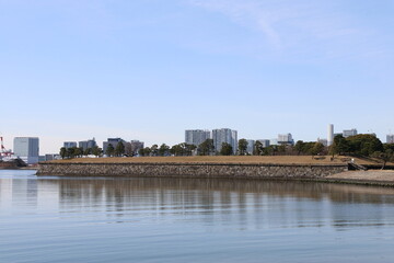 Naklejka premium 東京ウオーターフロント。台場海浜公園からのお台場公園.。