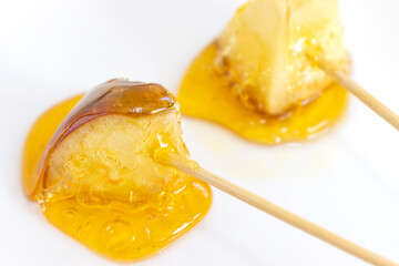 手作りのりんご飴（白バック、コピースペース）2個