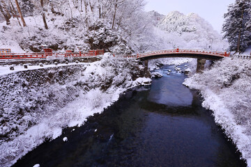 日光市　雪景色の神橋と大谷川