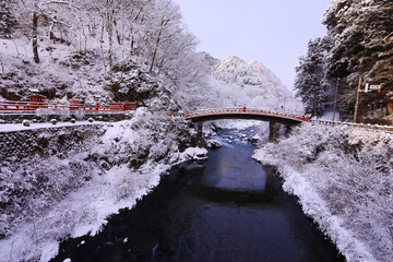 日光市　雪景色の神橋と大谷川