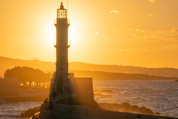 Phare vénitien historique de La Canée, Crète, Grèce, silhouette au coucher du soleil dans la lumière dorée © Etienne