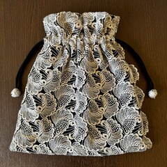 白と黒のレース生地の巾着