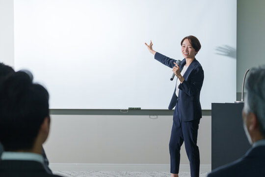 セミナーでスピーチをするビジネスマン女性