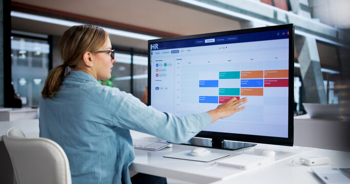 Skilled HR Manager Scheduling Interviews